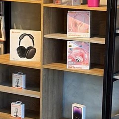 Fones de ouvido tipo headphone em caixas na prateleira